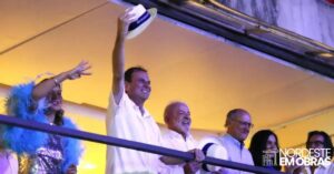 Lula na Sapucaí: homenagens e festa, oposição denuncia uso eleitoral